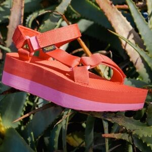 Teva NIB Flatform Universal Hot Pink Sandals